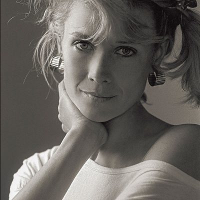 retrato con luz natural, de mujer vestida con remera blanca