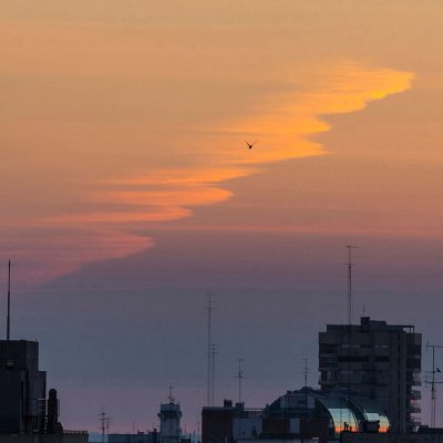 nubes en el amanecer que parecen olas marinas