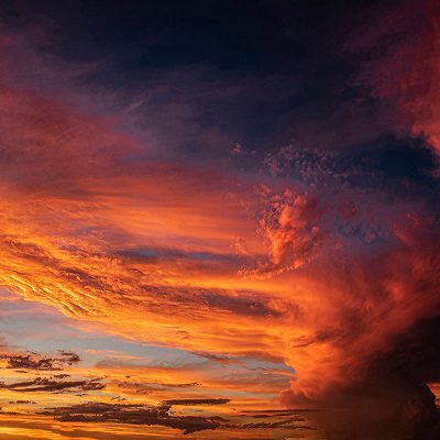 Cielo y nubes en atardecer después de una tormenta