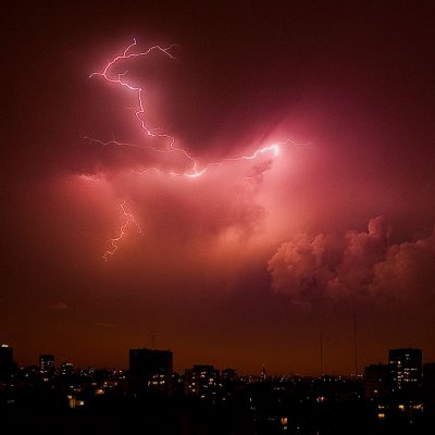 Rayo en tormenta eléctrica sobre la ciudad