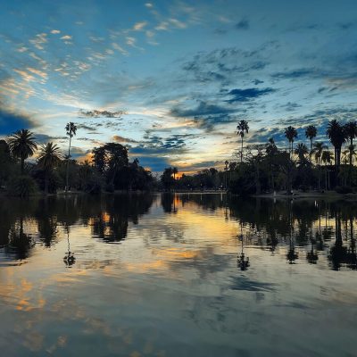 Paisaje al atardecer reflejado en un lago