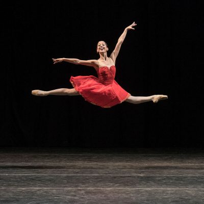 Bailarina del Teatro Colón saltando con vestido rojo