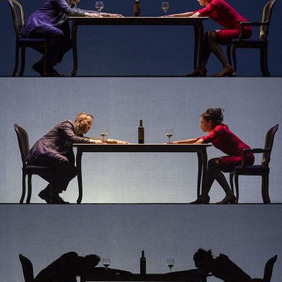 secuencia de tres imágenes en una sola foto, de una pareja sentada en los extremos de una mesa